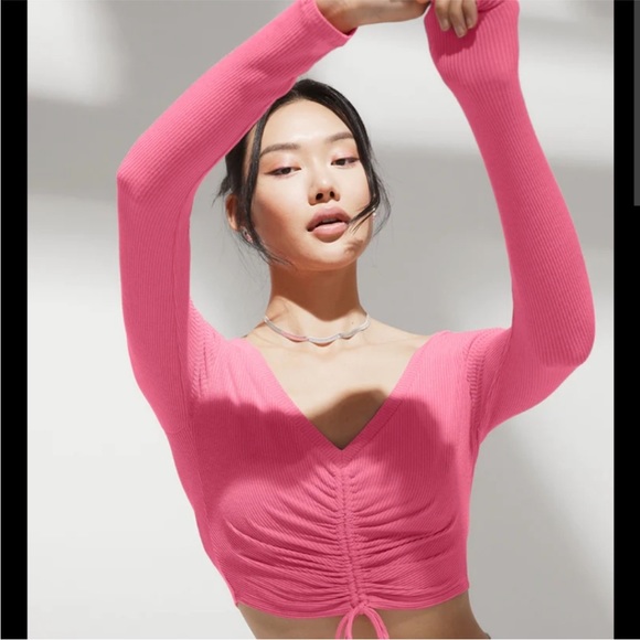 Alo yoga Ribbed Cinch Cropped Long Sleeve in pink fuschia - Picture 2 of 6